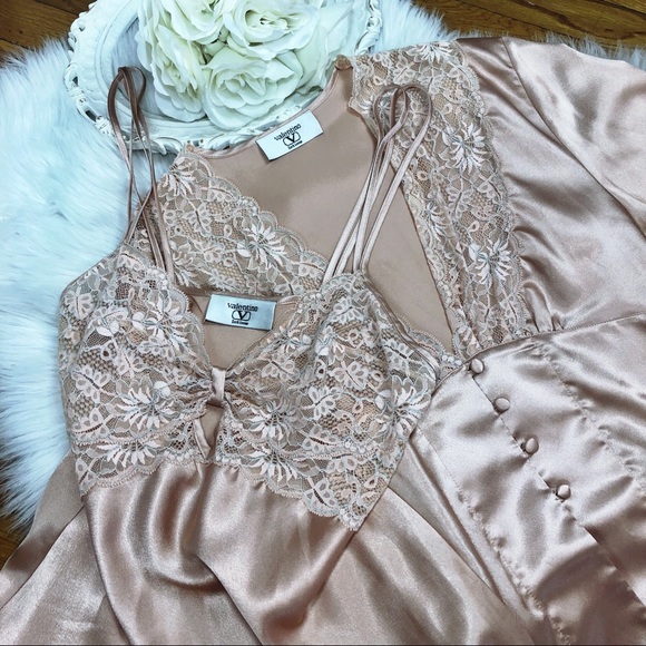 SOLD🌹Vtg Valentino 80s Silky Peignoir Sleep Set🌹 - Picture 2 of 4
